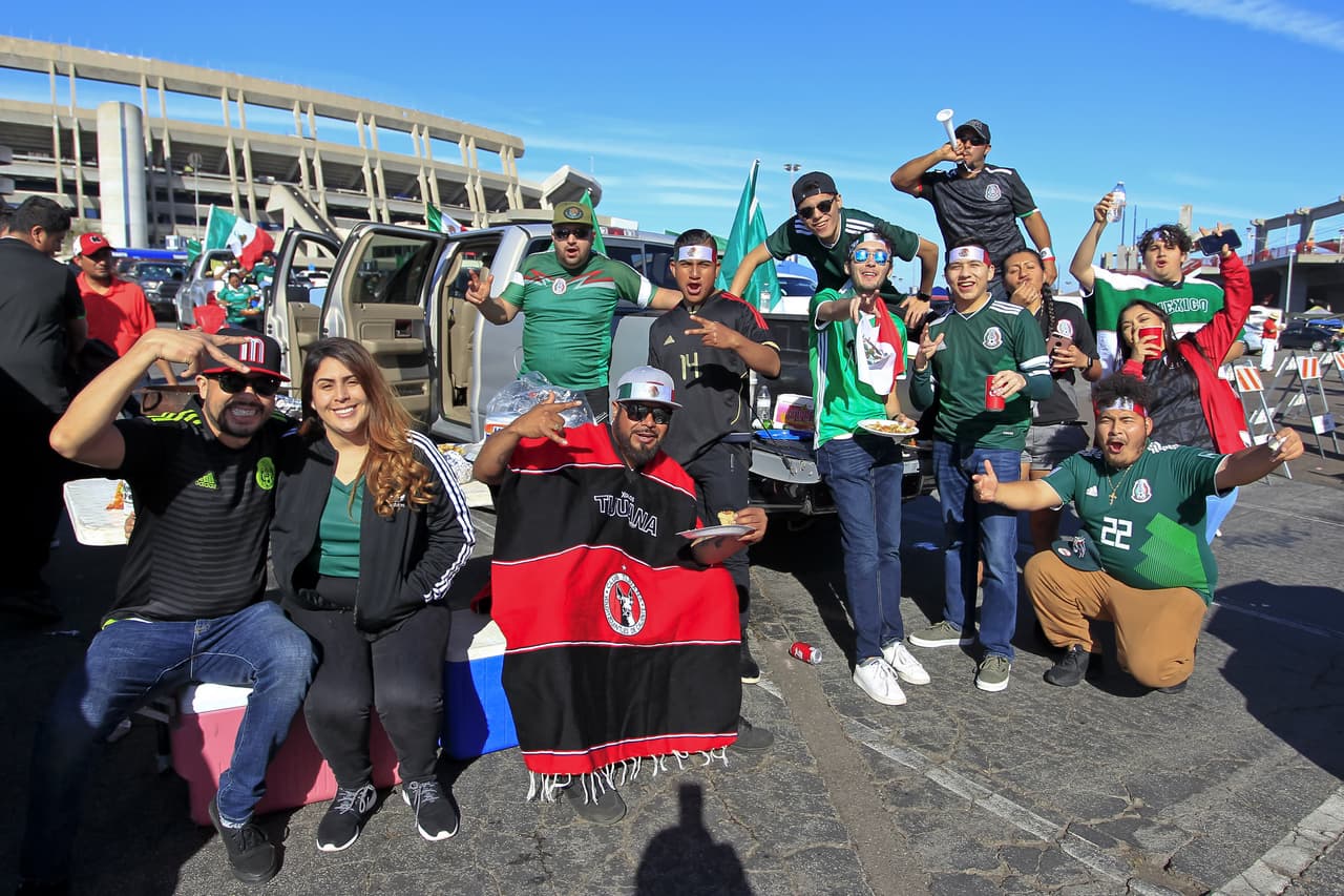 Los aficionados mexicanos viven con optimismo la antesala del juego del Tri contra Chile en San Diego, donde comenzará la era de Gerardo Martino como técnico.