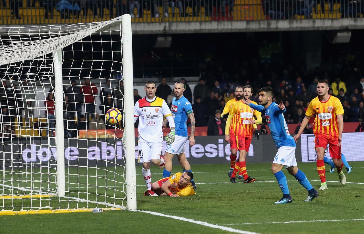Nápoles gana al Benevento y sigue al frente de la Serie A italiana 