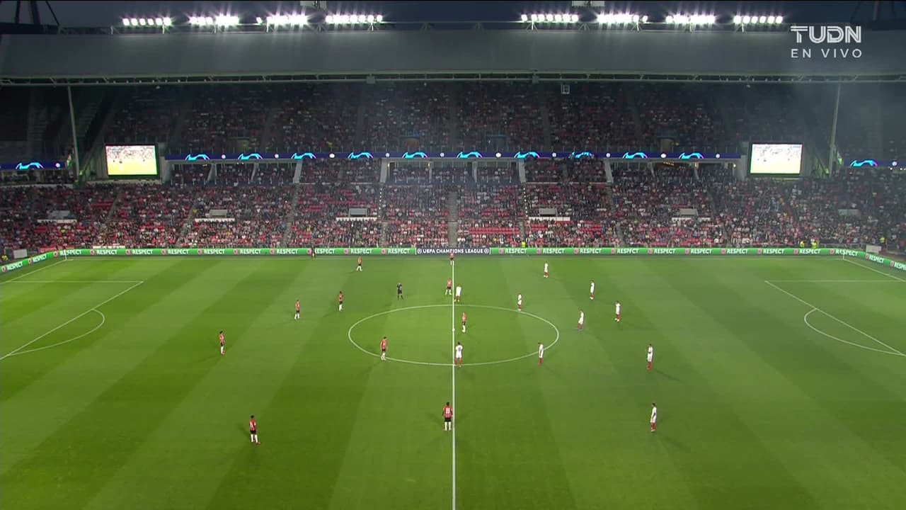Arranca el partido y la pelota está en juego.