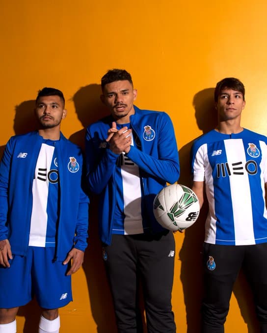 La pasión del Dragao y toda su afición en esta nueva temporada del fútbol europeo tendrá de nuevo las franjas gruesas en su playera. Pocos cambios, de hecho, tendrá la nueva prenda siendo el más notorio el de los hombros donde ya no existe el blanco sino que predomina el azul.