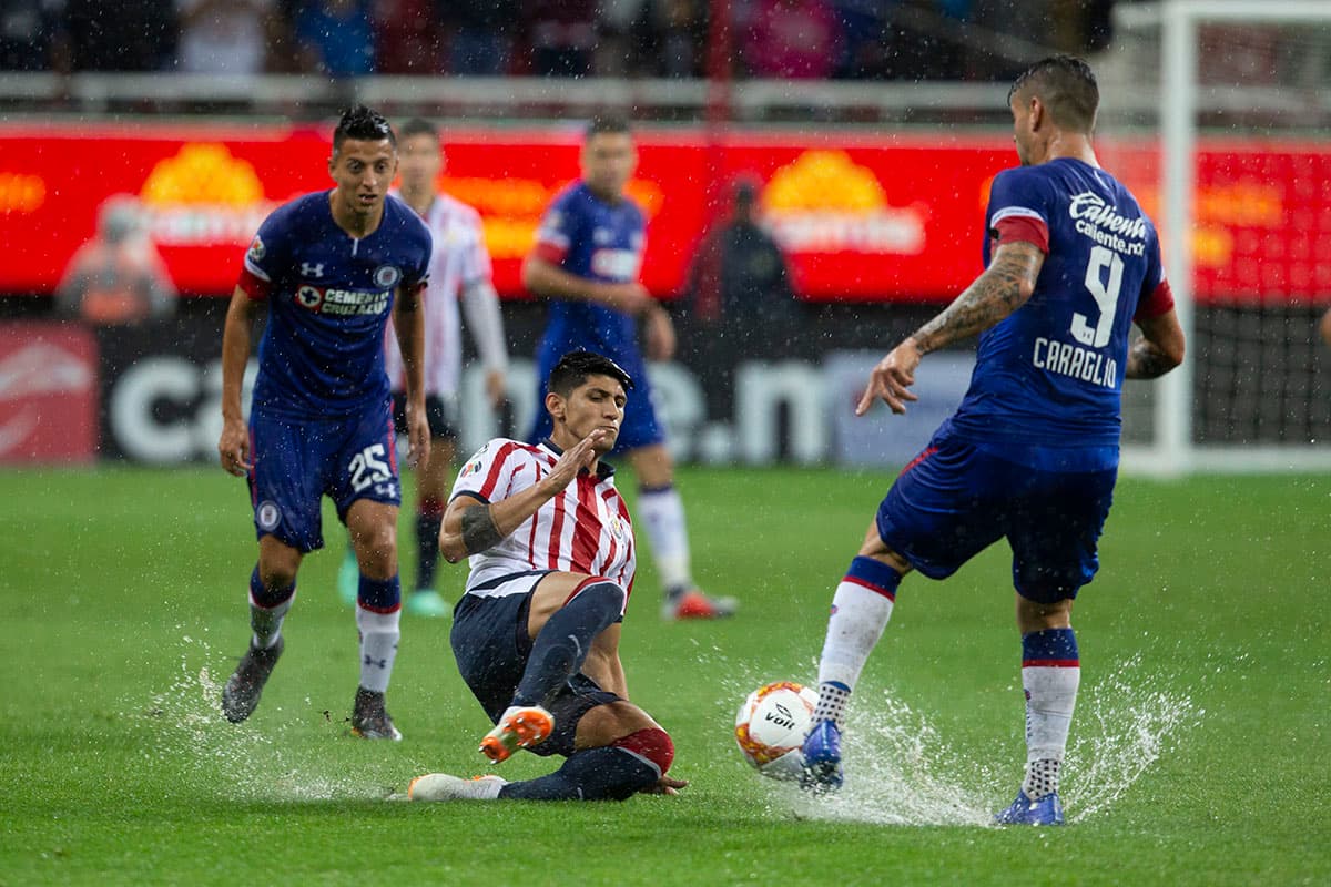 El riesgo de lesión para los jugadores era latente, por fortuna ninguno de los protagonistas se hizo daño tras los 90 minutos en Guadalajara.