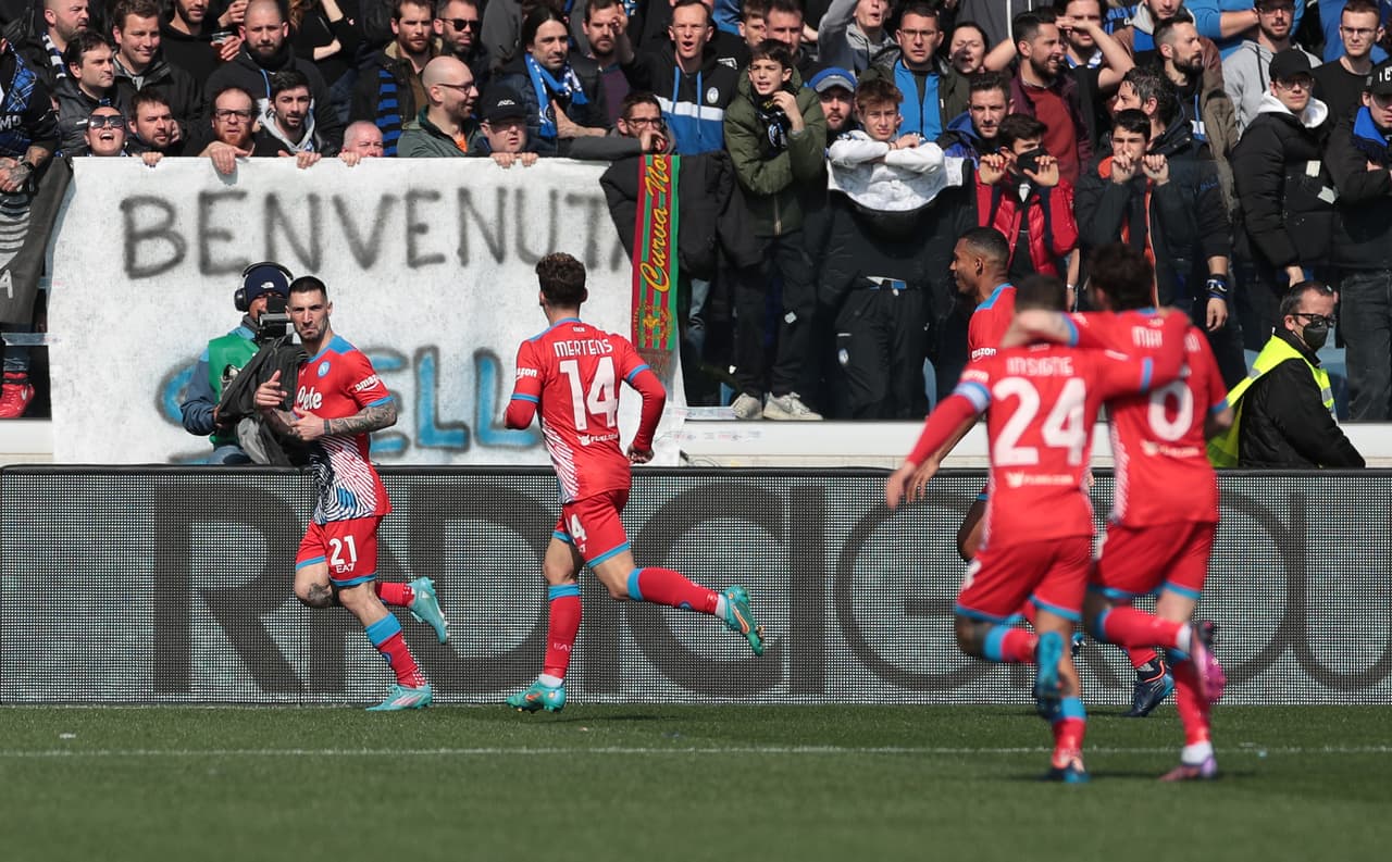 Napoli venció al Atalanta con goles de Lorenzo Insigne, Matteo Politano, Eljif Elmas, quien anotó tras recibir el balón de Hirving Lozano.