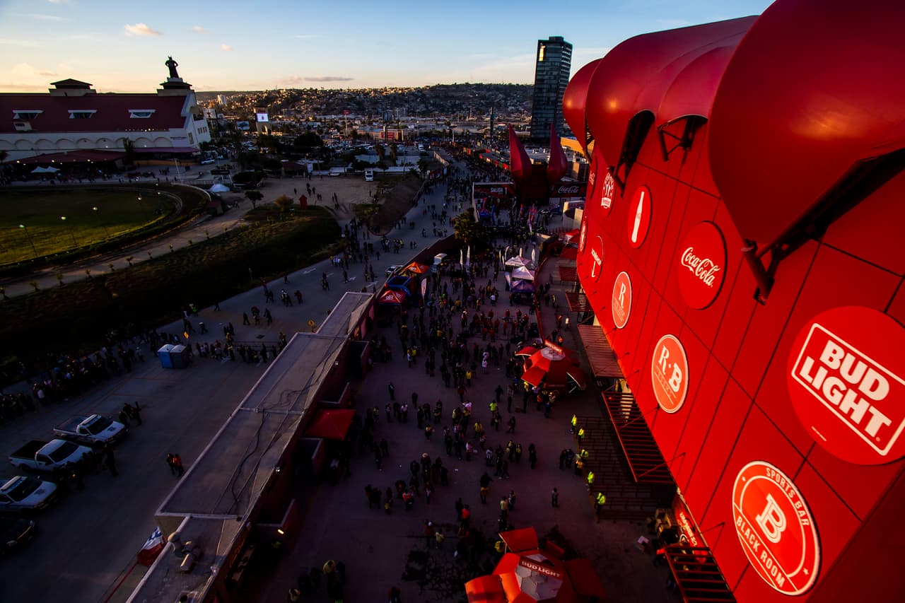 Comenzó a caer la noche en la frontera y el inicio del encuentro cada vez estaba más cerca.