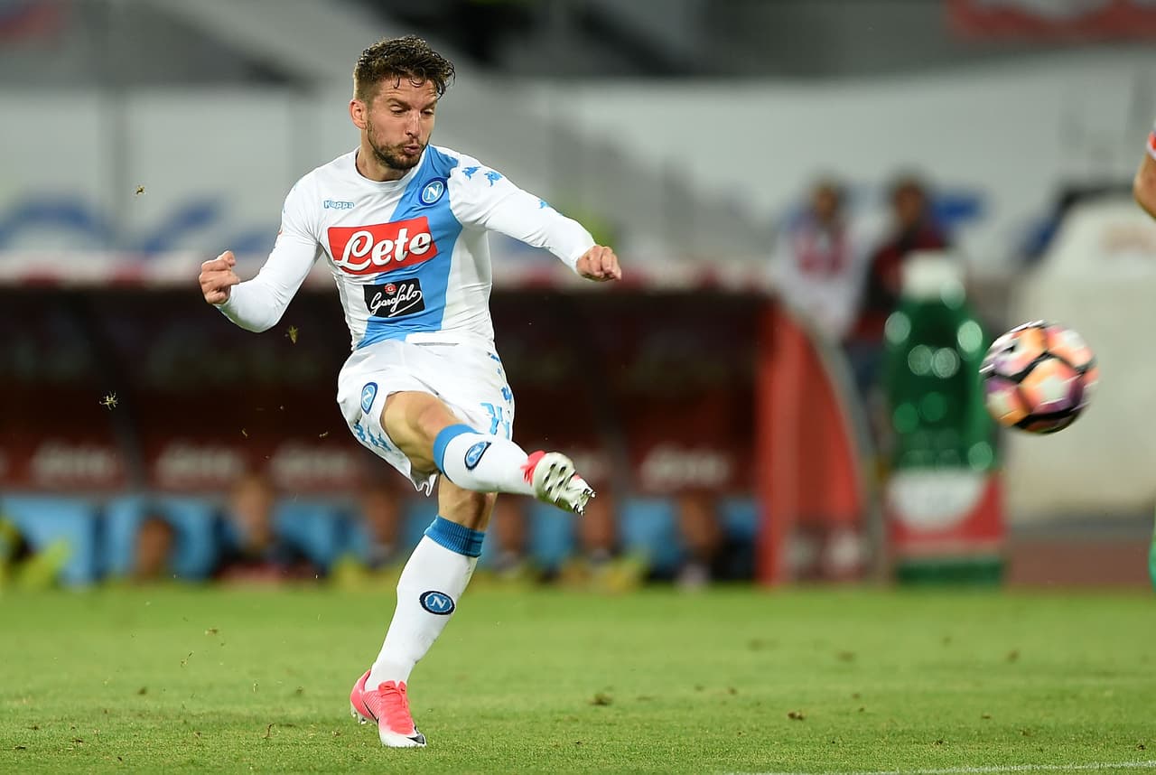 Como el extremo belga Dries Mertens recién renovó contrato con el Napoli, su fichaje puede encarecerse un poco más. Pero saldría rumbo al Nou Camp por 70 millones.