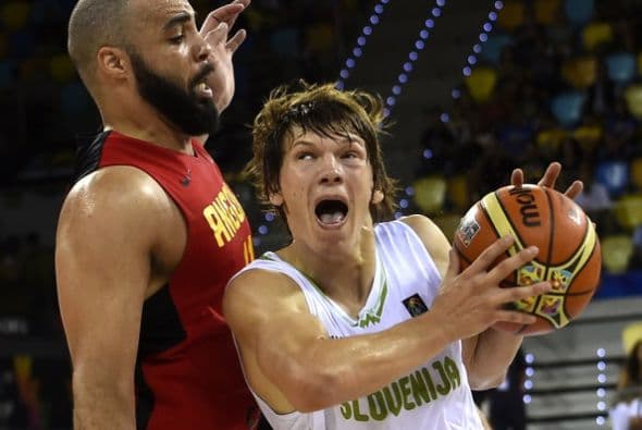 La selección eslovena de básquetbol se impuso a una combativa Angola por 93-87, en la cuarta jornada del grupo de D de la Copa del Mundo 2014 FIBA en Gran Canaria, en un duelo igualado que se ha decantado por un parcial 15-2 de los balcánicos en el último periodo.