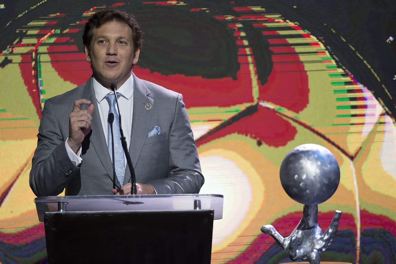 En nombre de Carlos Salvador Bilardo, técnico campeón del Mundial México 86, recibieron el galardón. El 'Narigón' fue homenajeado a la distancia por los problemas de salud que atraviesa.