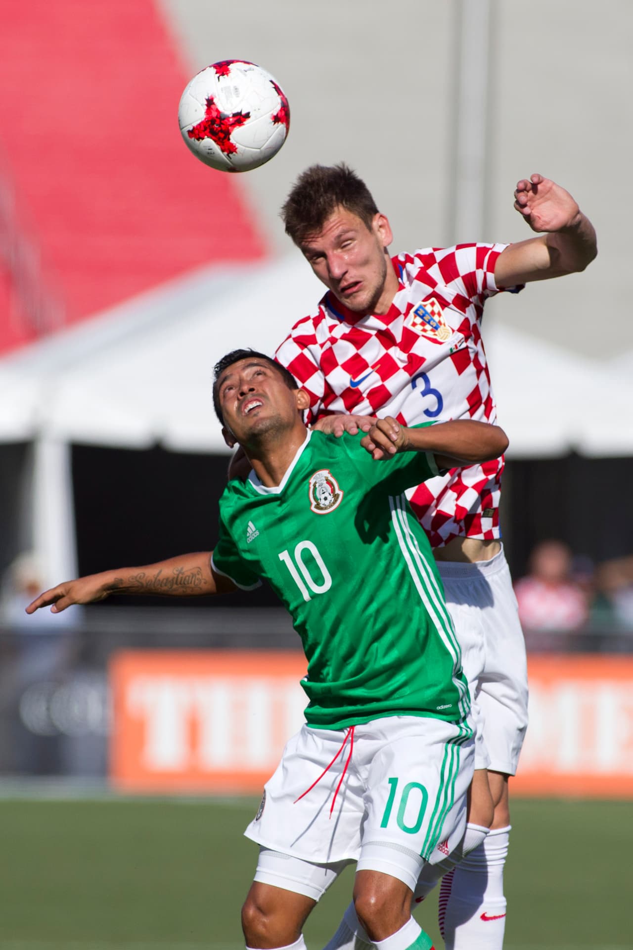 Elias Hernández fue uno de los jugadores más activos por México generando jugadas de peligro por la banda derecha.