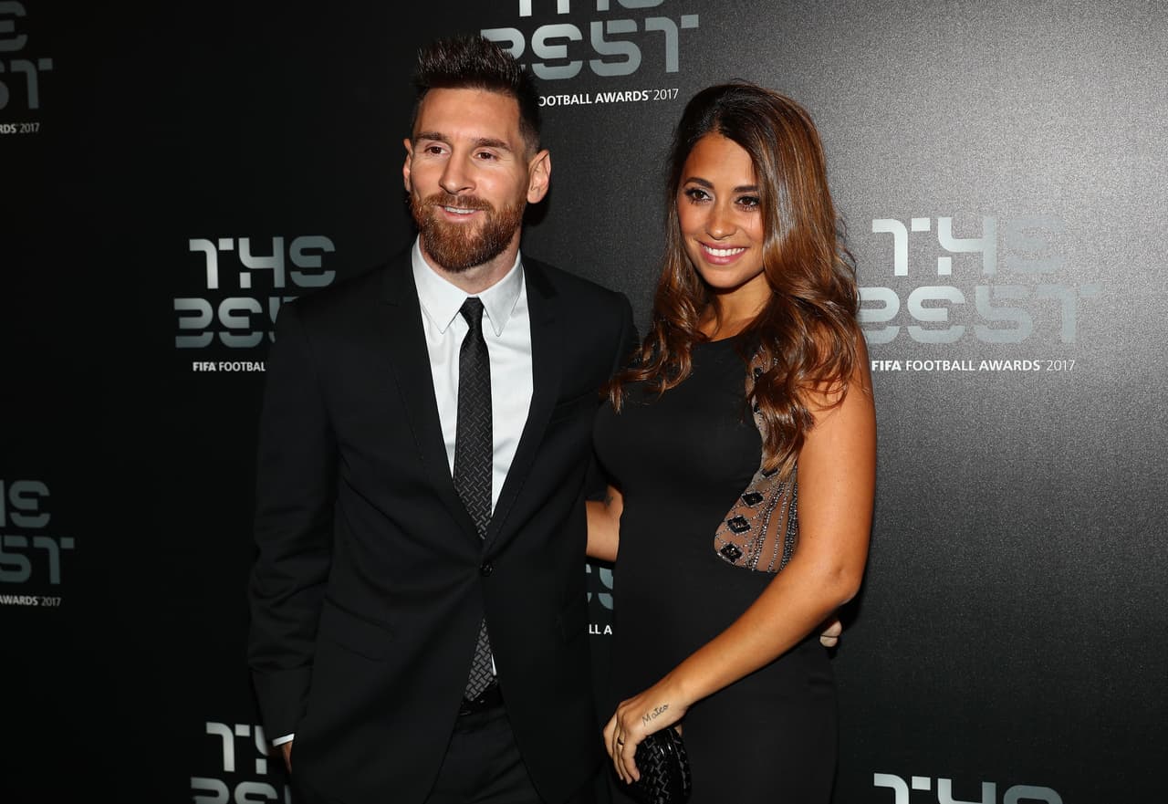 Roccuzzo fue amiga de infancia de Messi y su relación comenzó en 2007 a distancia y se afianzó en 2009 cuando ella viajó a España.