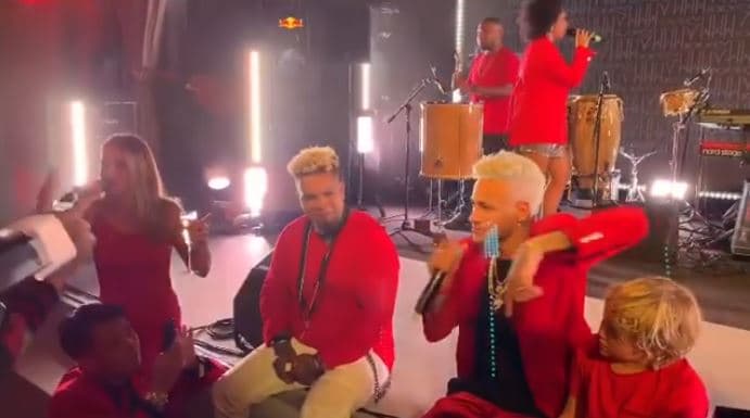 Incluso, el crack del PSG se atrevió a cantar sentado junto a los artistas.