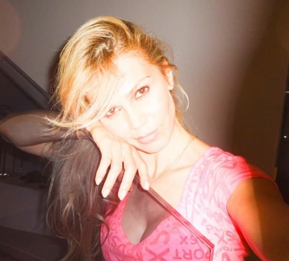 Yolanda es una bella mujer colombiana que conquistó hace unos años al ex guardameta del Barcelona. La espectacular esposa de Valdés dio nuevamnete de que hablar por unas candentes fotografías.