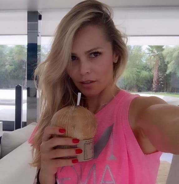 Yolanda es una bella mujer colombiana que conquistó hace unos años al ex guardameta del Barcelona. La espectacular esposa de Valdés dio nuevamnete de que hablar por unas candentes fotografías.