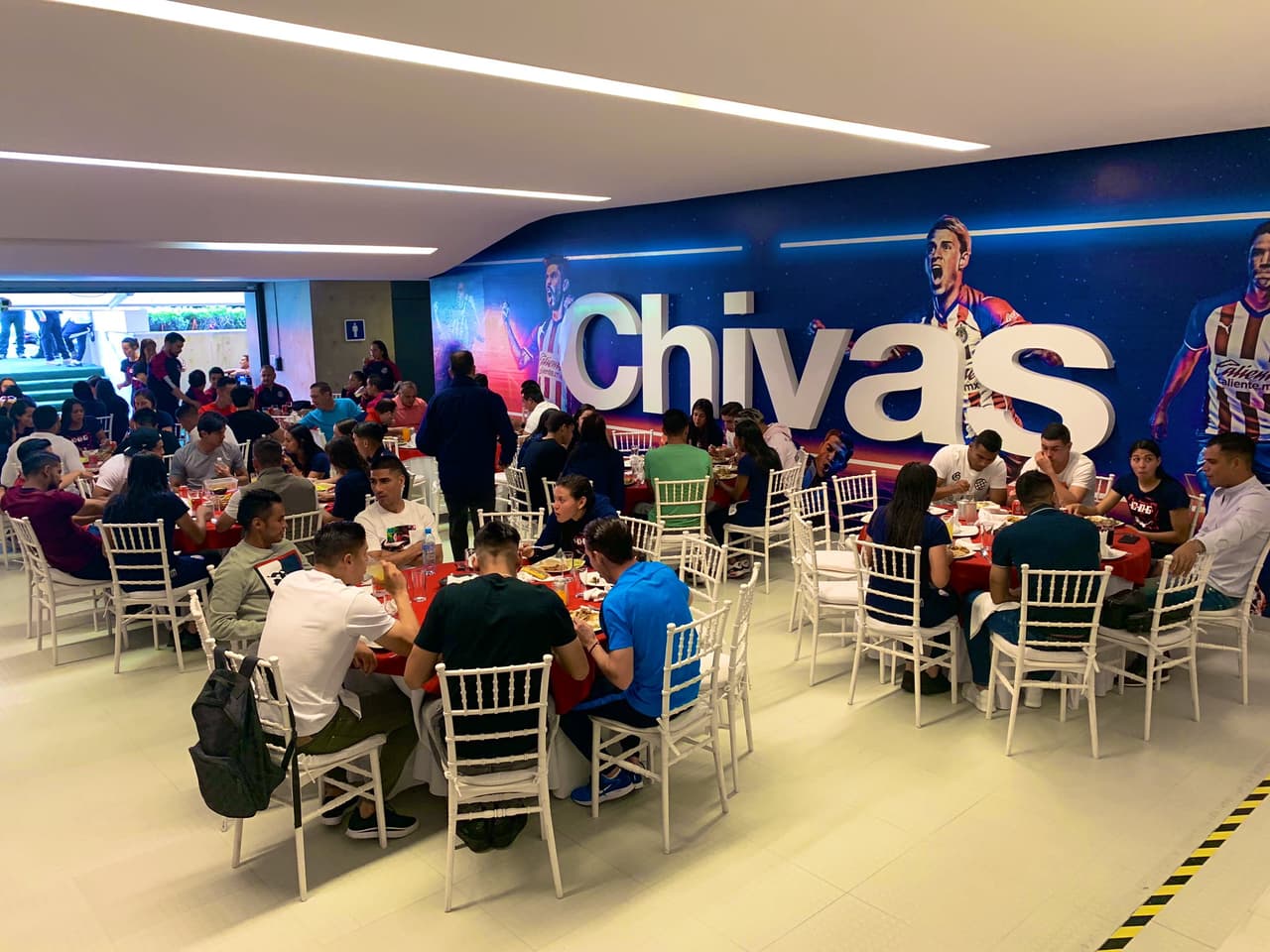 JJ Macías hace dieta hasta en convivio de Chivas