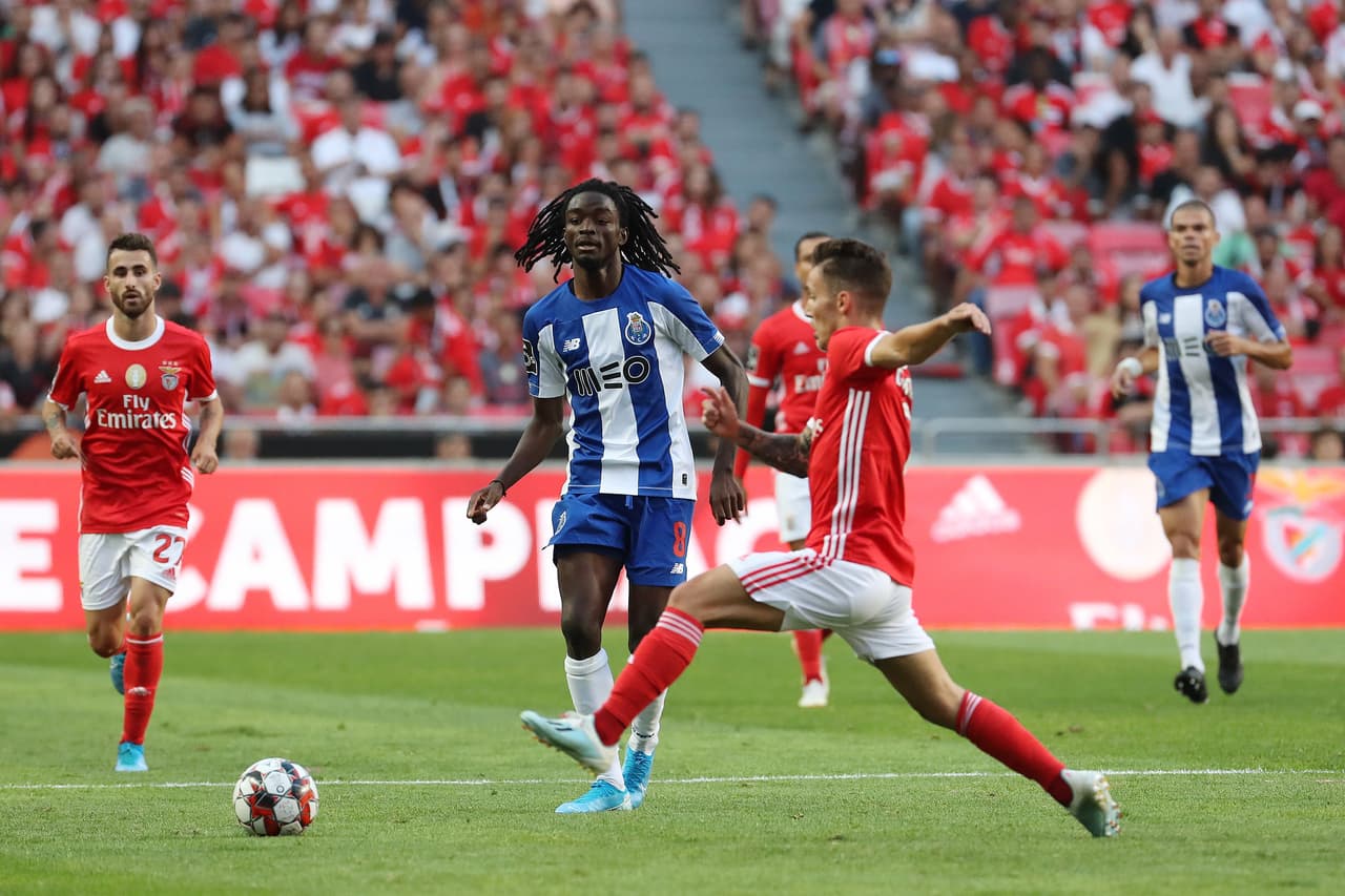 Porto conquistó Lisboa y venció 2-0 al Benfica para alcanzarlo en la cima de la clasificación. Marega y Zé Luís anotaron, mientras que Jesús Corona jugó todo el partido.