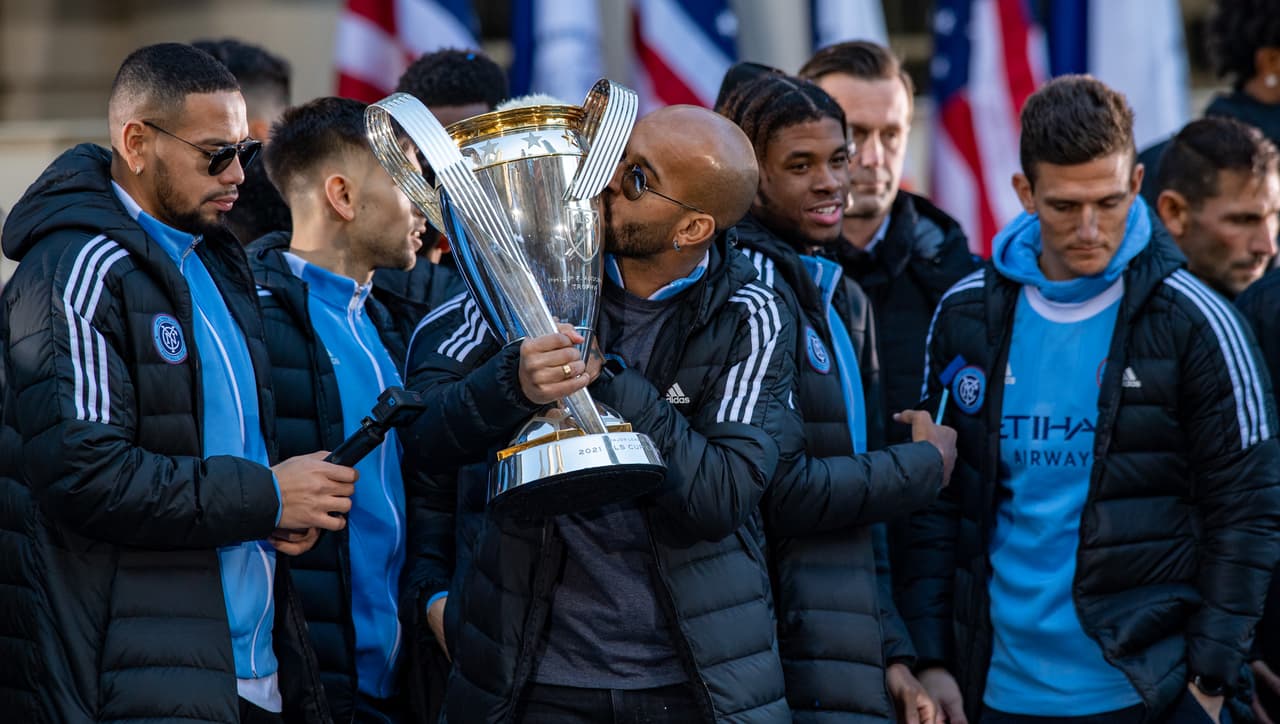 New York City FC ofreció el trofeo campeón de la MLS Cup a 'la Gran Manzana' el martes en el City Hall de la ciudad de Nueva York.
<br>