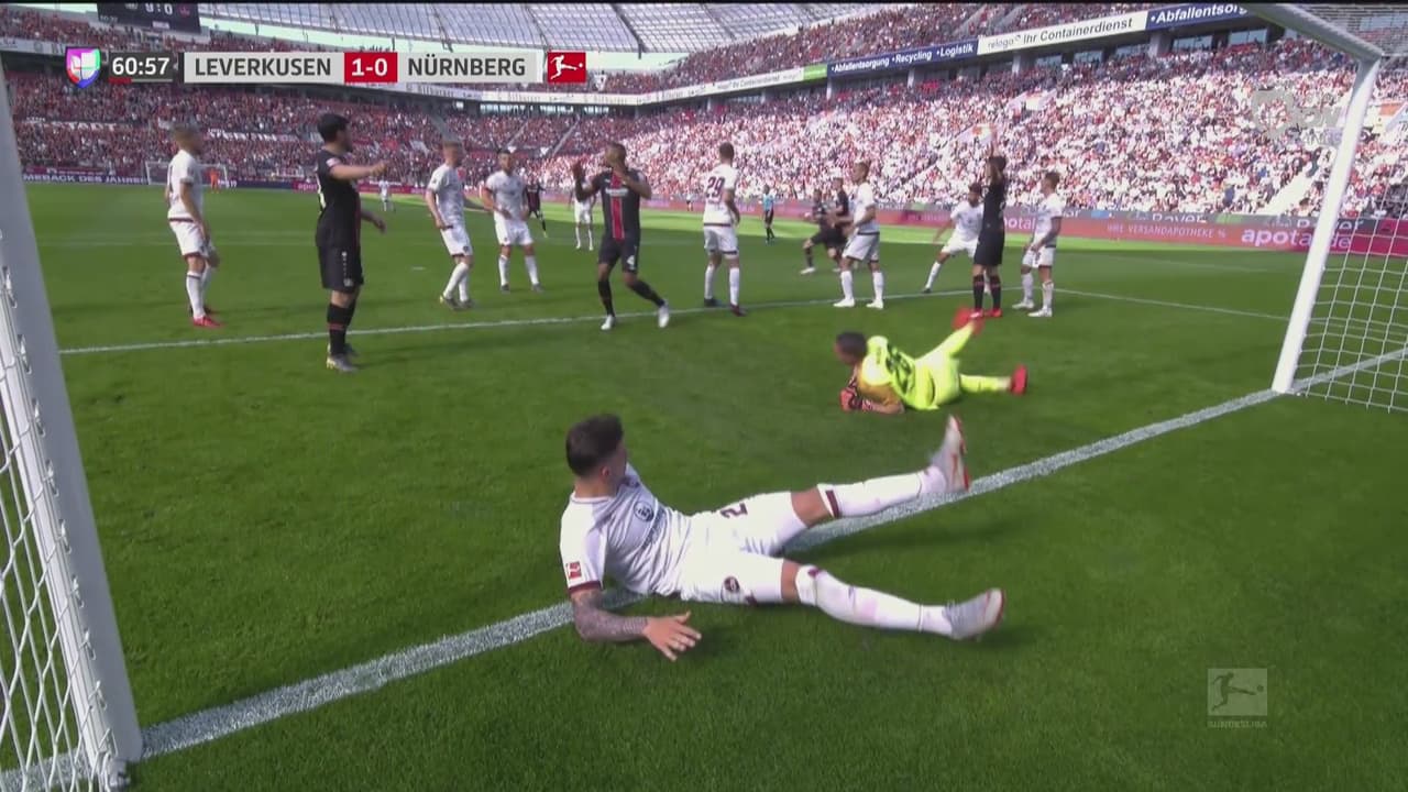 Lucas Alario anota el 1-0 para el Leverkusen sobre el Nürnberg