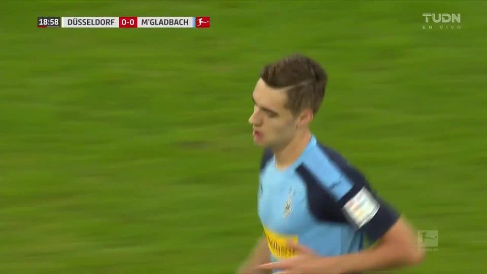 Tiro desviado de Florian Neuhaus