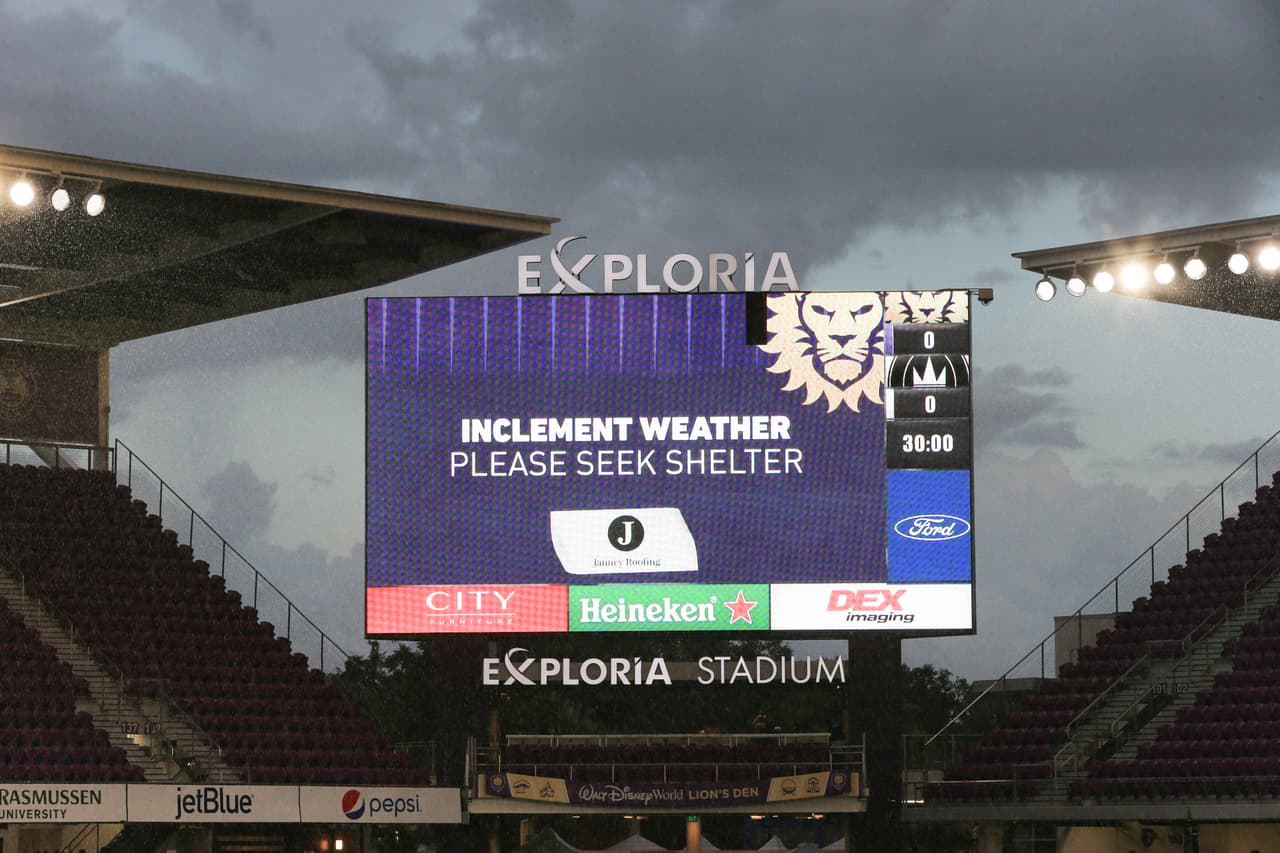 Fue un partido afectado por las torrenciales lluvias que cayeron durante el fin de semana en la Costa Este de Estados Unidos.
<br>