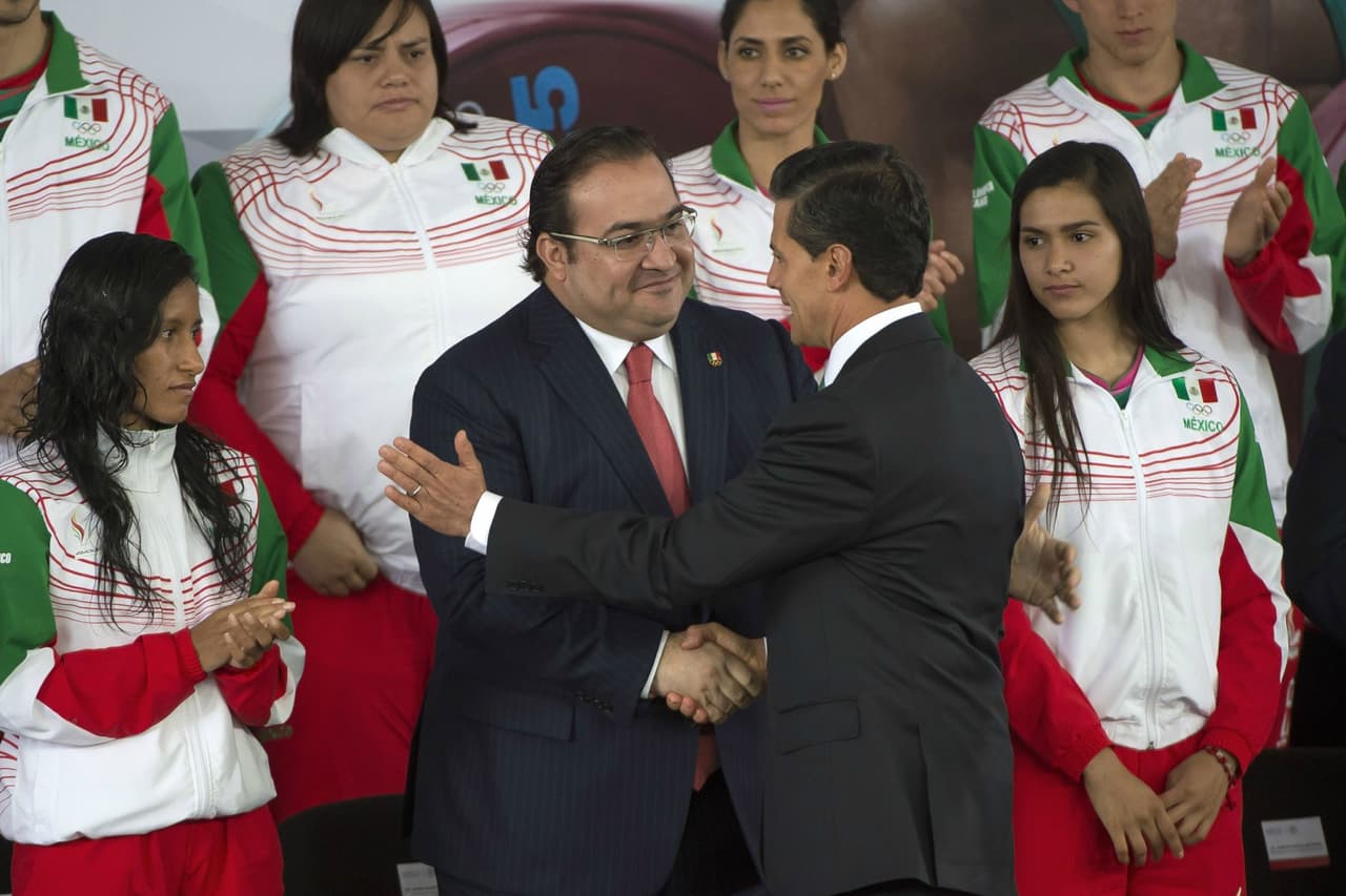 Javier Duarte y Enrique Peña Nieto, en el abanderamiento de la delegación mexicana que participó en Veracruz 2014.