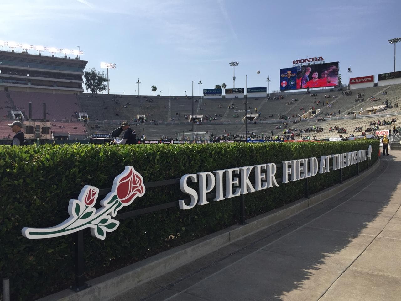 Los fanáticos mexicanos en gran número se preparan para el primer juego del Tri en la Copa Oro 2019 contra Cuba en el Rose Bowl.