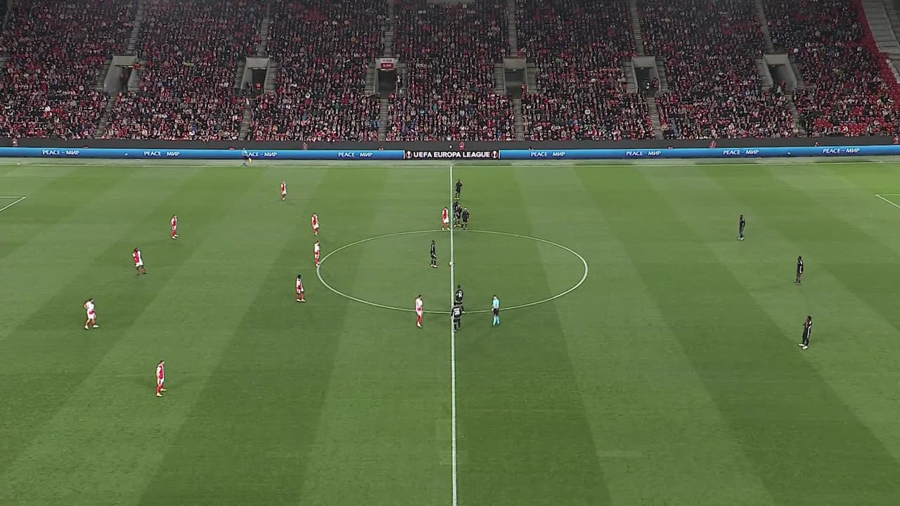 Arranca el partido y la pelota está en juego.