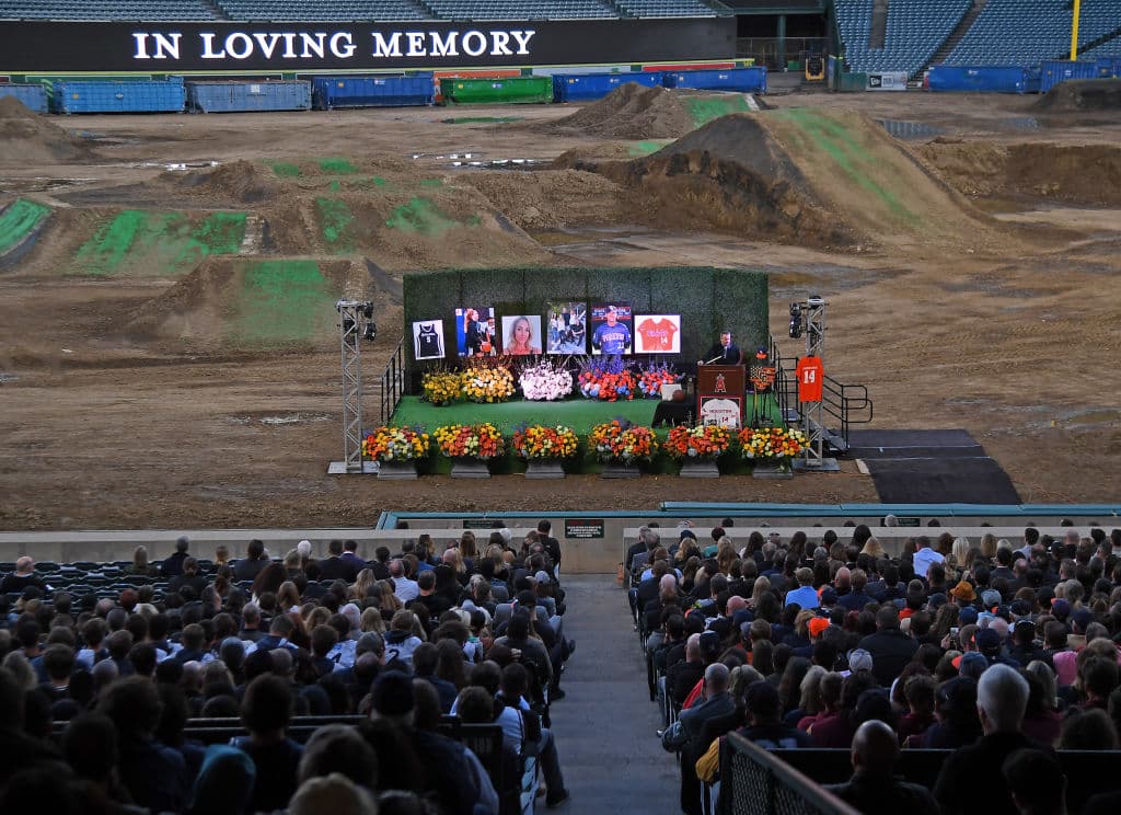 La ciudad de Anaheim rindió homenaje a la Familia Altobelli, el coach John, su esposa Keri y su hija Alyssa, fallecidos junto a Kobe Bryant en un ccidente aéreo.
