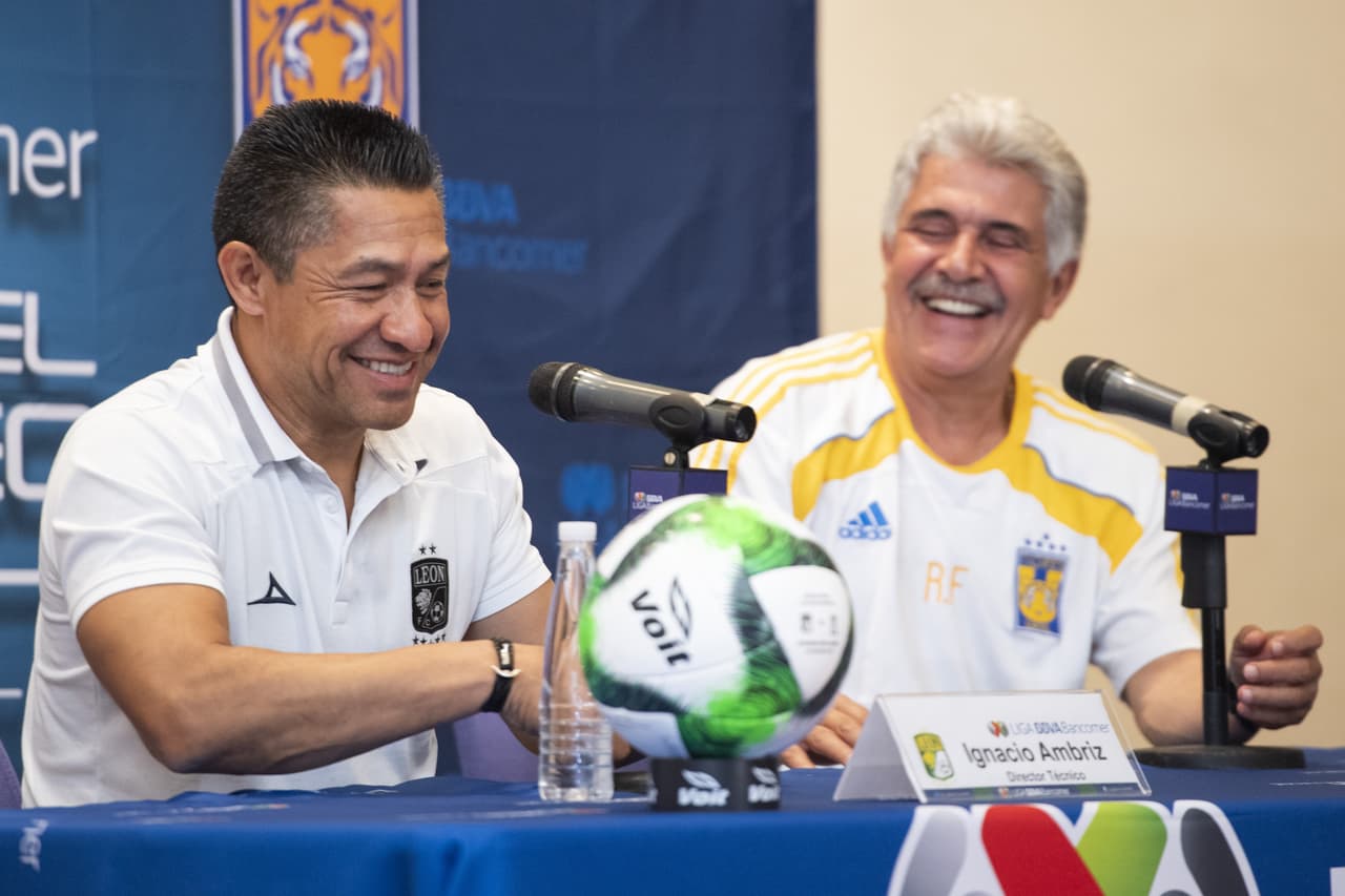 Estas son las mejores imágenes del Día de Medios que sostuvieron Ricardo 'Tuca' Ferretti, entrenador de Tigres, Ignacio Ambriz, técnico del Léon, y algunos de sus futbolistas como Carlos Salcedo, Guido Pizarro, Eduardo Vargas, Luis Montes, Ángel Mena o Fernando Navarro, entre otros, un día antes del Juego de Ida de la Final del Clausura 2019 de la Liga MX, que se efectuará en Monterrey.