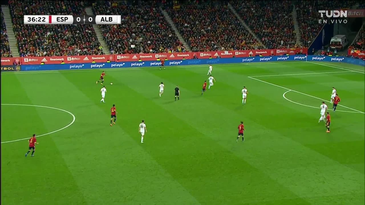 ¡TIRO ATAJADO! disparo por Pedri.