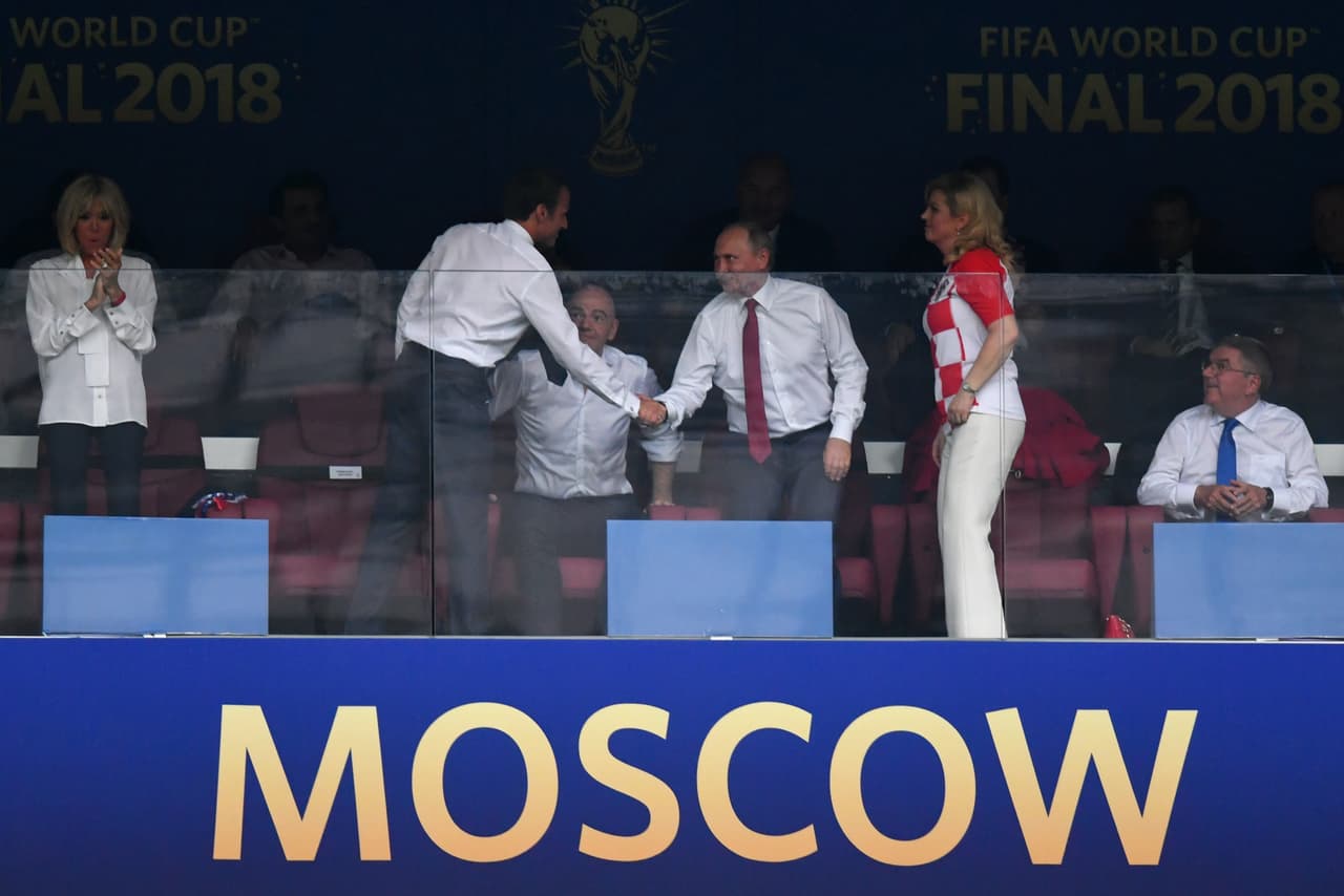 Antes de que comenzara a rodar la pelota para poner en juego el campeonato del mundo, Putin saludó a Emmanuel Macron, presidente de Francia, y a Kolinda Grabar-Kitarovic, la presidente de Croacia.