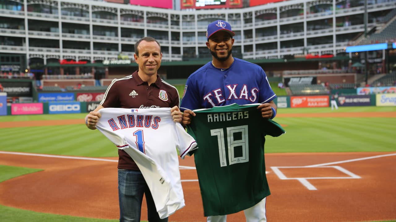 Torrado posó con la franela del equipo de la MLB mientras Andrus sujetó la camiseta de la selección mexicana con el número 18 y el nombre 'Rangers'.