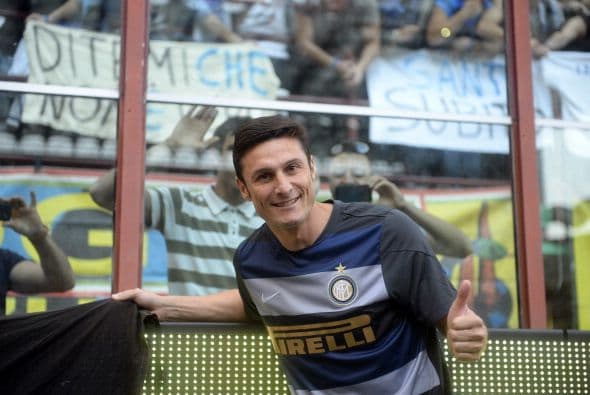 El defensa argentino Javier Zanetti, dijo adiós al público del Giuseppe Meazza, al que ha defendido durante las diecinueve temporadas que permaneció en el Inter.