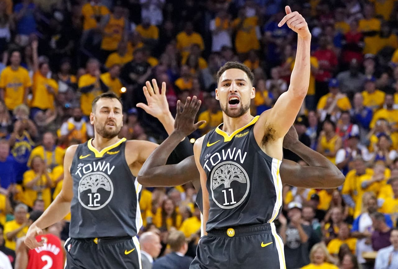Con un ajustado 46-42 terminó la primera mitad a favor de Golden State con Klay Thompson (derecha) con 14 puntos, dos rebotes y dos asistencias.