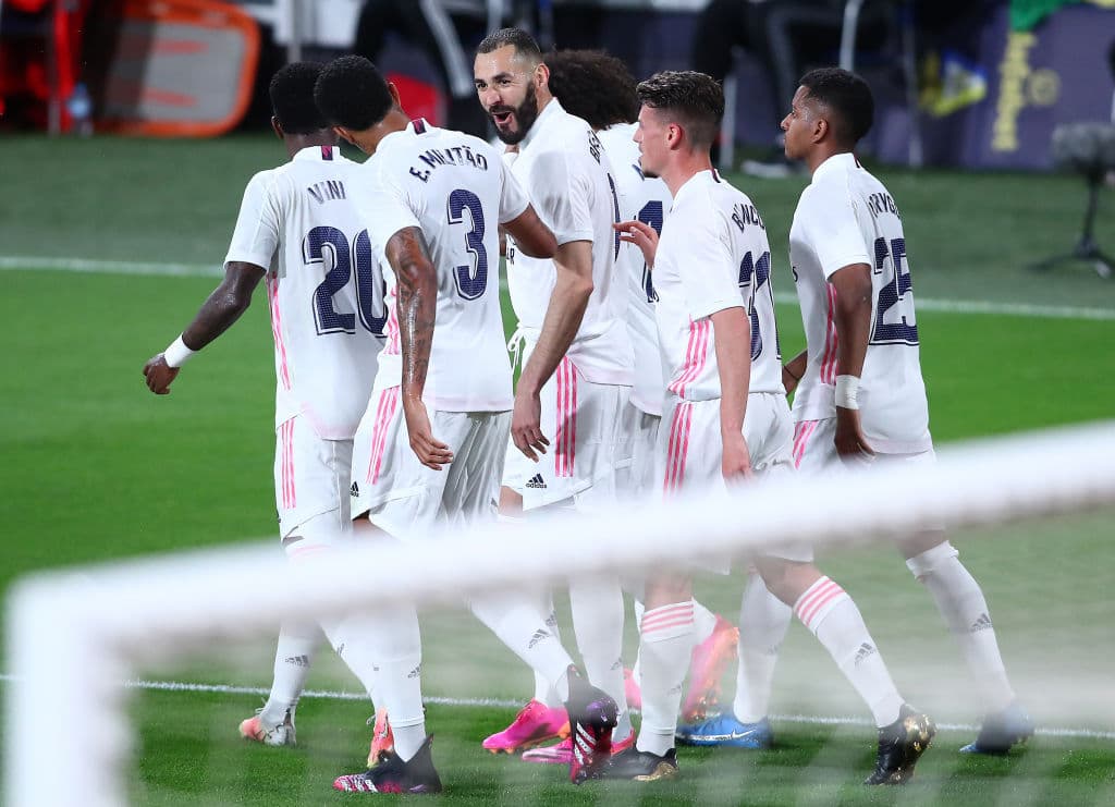 Con dos goles y una asistencia, Karim Benzema se echa el equipo al hombro y 'los blancos' vencen 0-3 al Cádiz en la jornada 31 del futbol español.