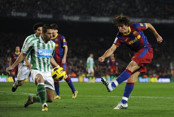 Los barcelonistas intentaron atacar fieles a su estilo, pero el equipo bético dio un buen primer tiempo.