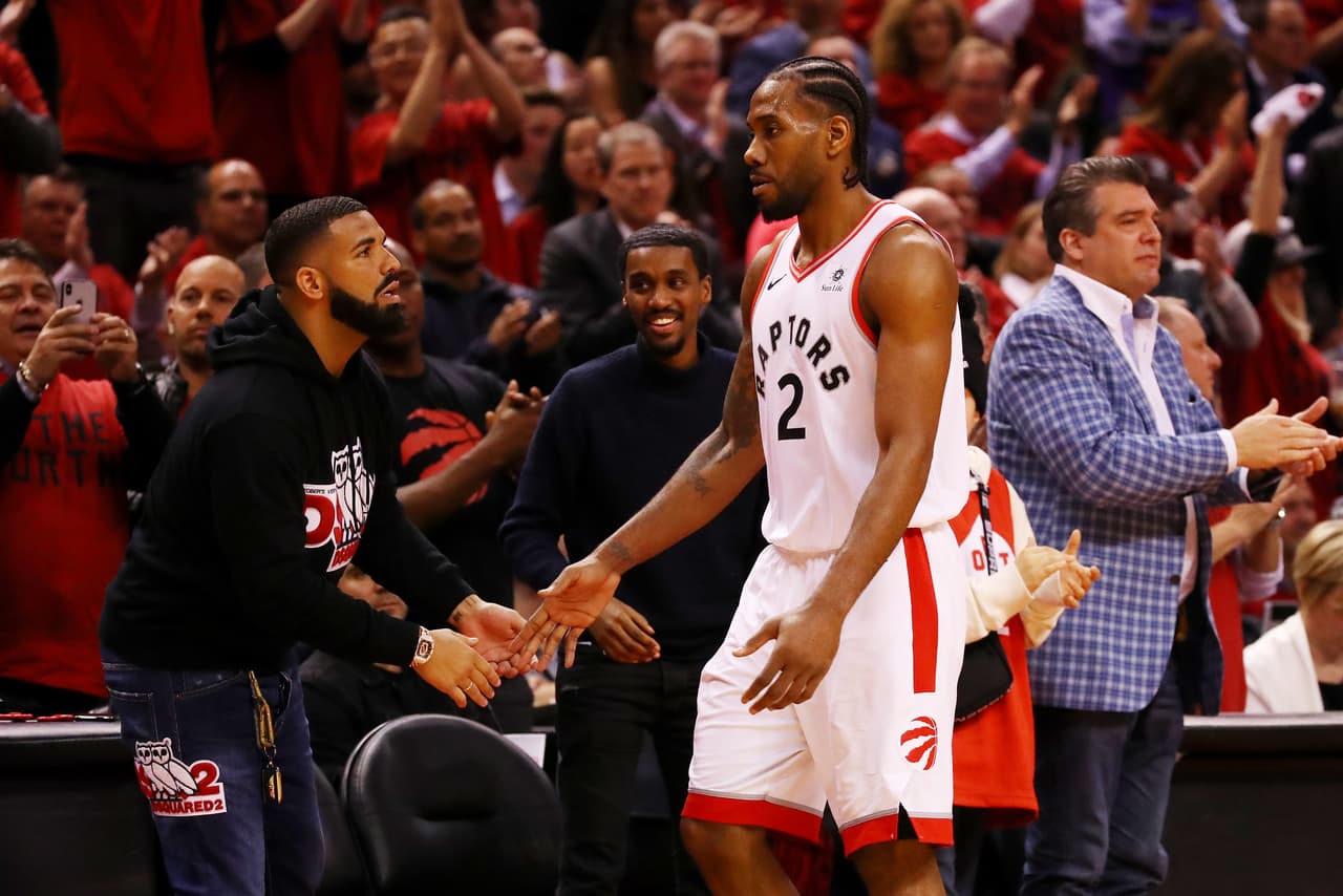 El rapero Drake, ferviente fanático de los Raptors, vivió con mucha pasión el Juego 4 de la Final de la Conferencia Este que dejó la serie igualada por 2-2. Los jugadas de Kyle Lowry, Kawhi Leonard, Serge Ibaka y Marc Gasol llevaron al artista a la emoción en el Scotiabank Arena. La ilusión por darle vuelta al global está más viva que nunca.