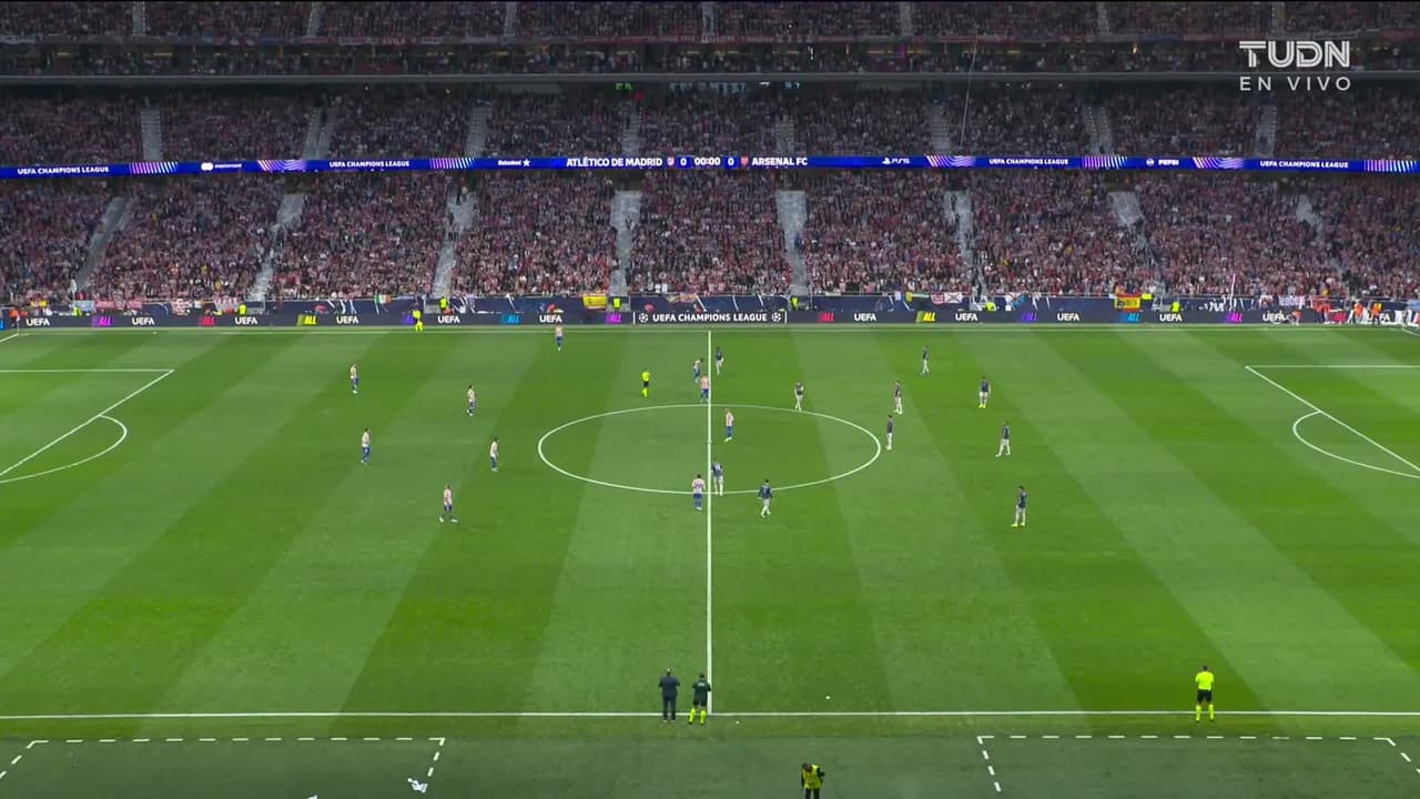 Arranca el partido y la pelota está en juego.