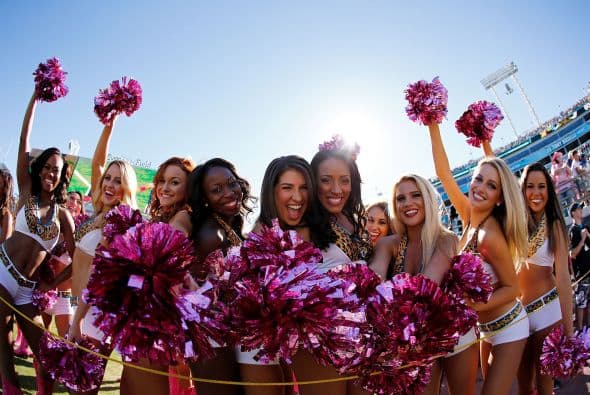 La NFL en octubre está de rosa como apoyo a la campaña del cancer de mama, y las porristas lucen sus trajes en ese color. ¡Bellísimas!