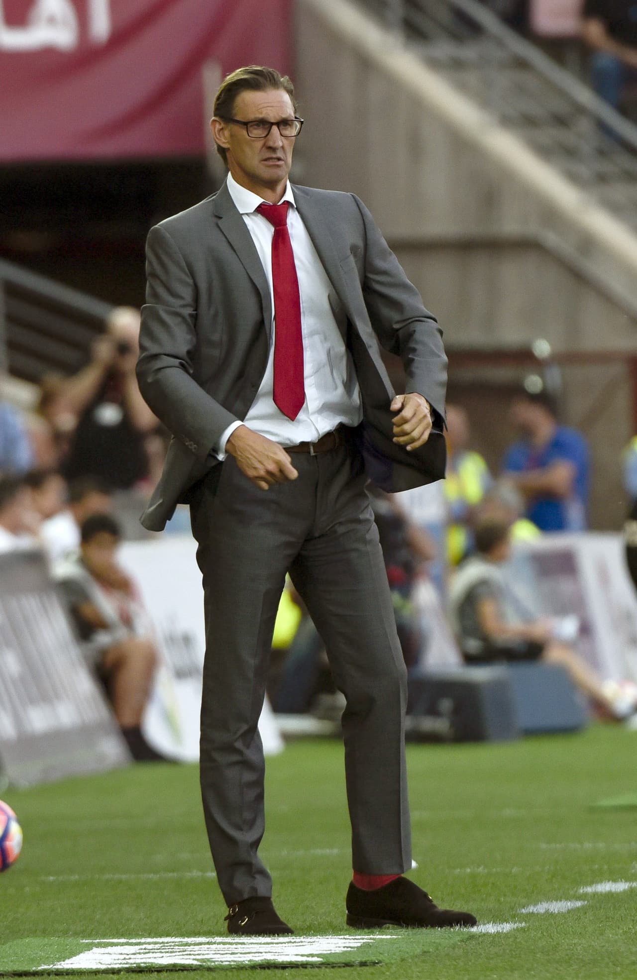 Tony Adams, entrenador del Granada, paró en el campo de los Cármenes el equipo principal.
