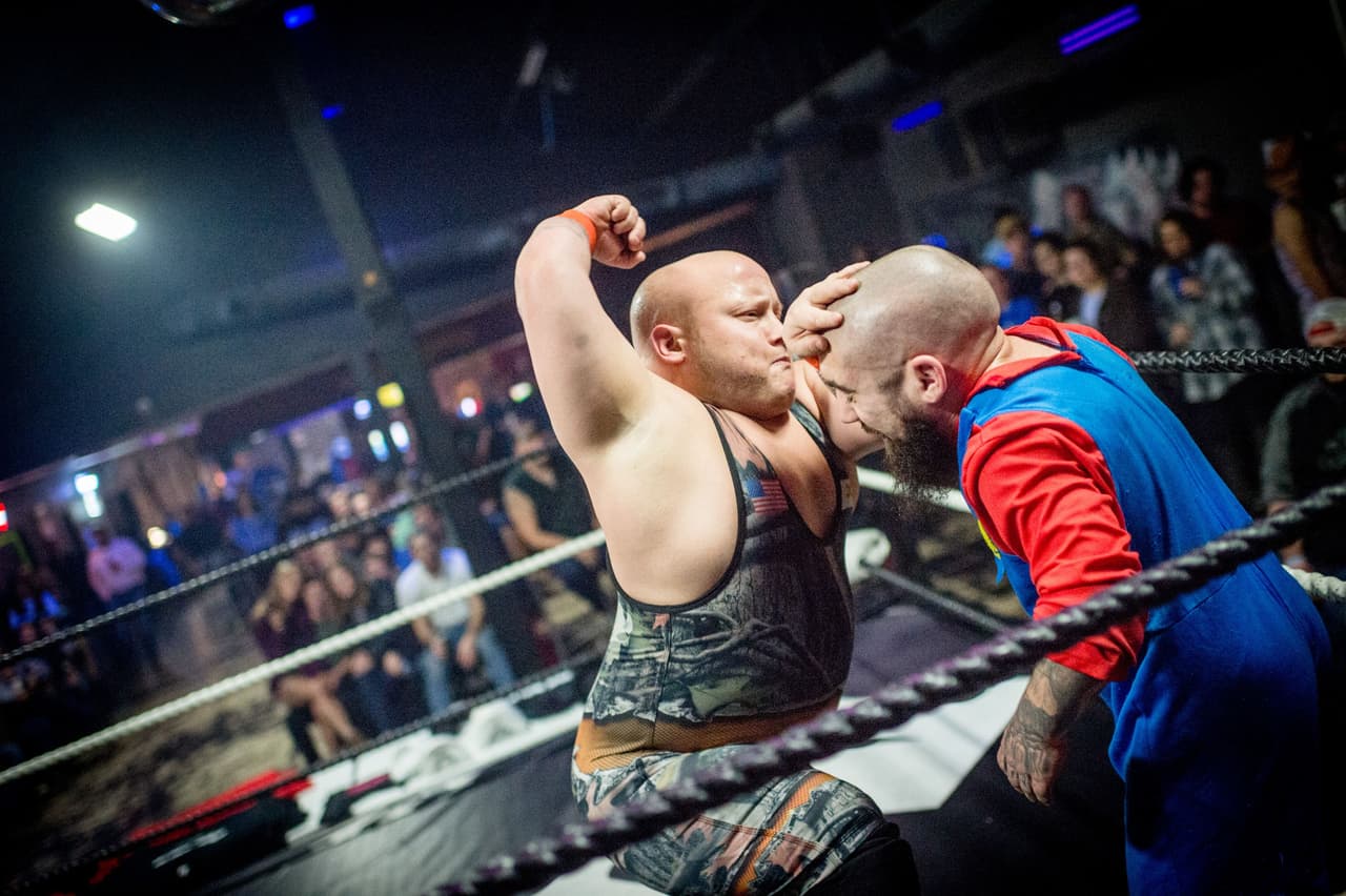 Los rudos no perdonan a sus rivales y ejecutan movimientos que poco parecen ser actuados.