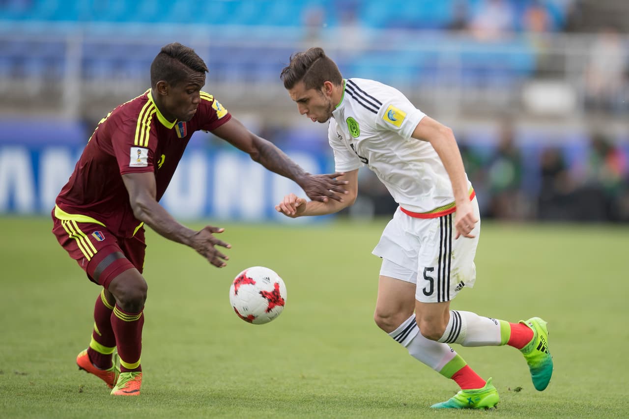 México tuvo la iniciativa del partido con la idea de buscar una victoria que le asegurara su lugar en la siguiente fase.