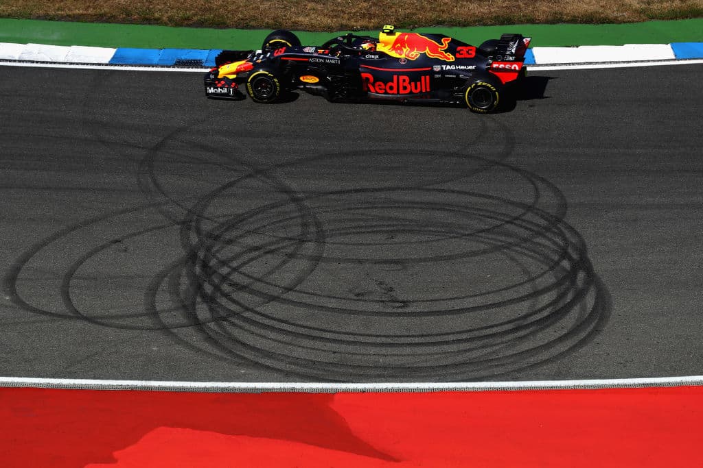 Max Verstappen fue el mejor de los Libres 2 con un crono de 1:13.525 en el turno matinal, apenas 4 milésimas más rápido que el británico Lewis Hamilton (Mercedes) en el mejor de sus 22 giros.