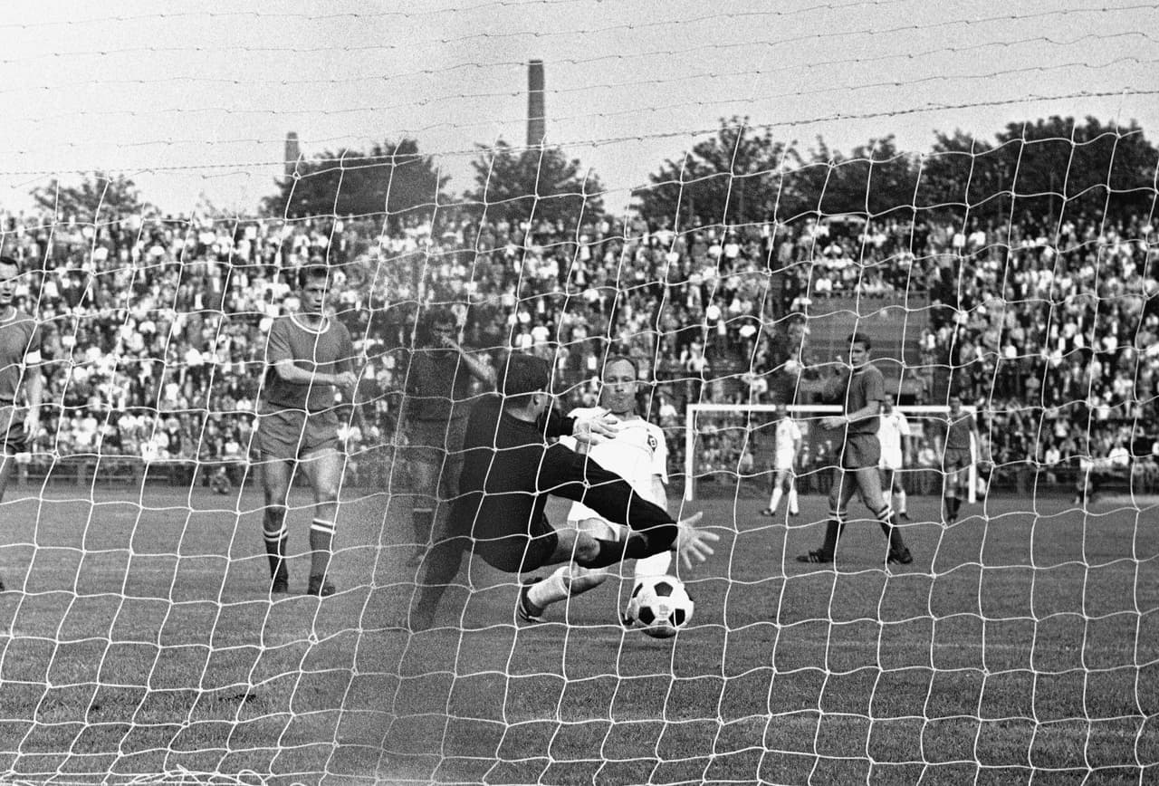El primer campeón de Liga fue el FC Colonia luego de superar a quince equipos más que competían por el título.