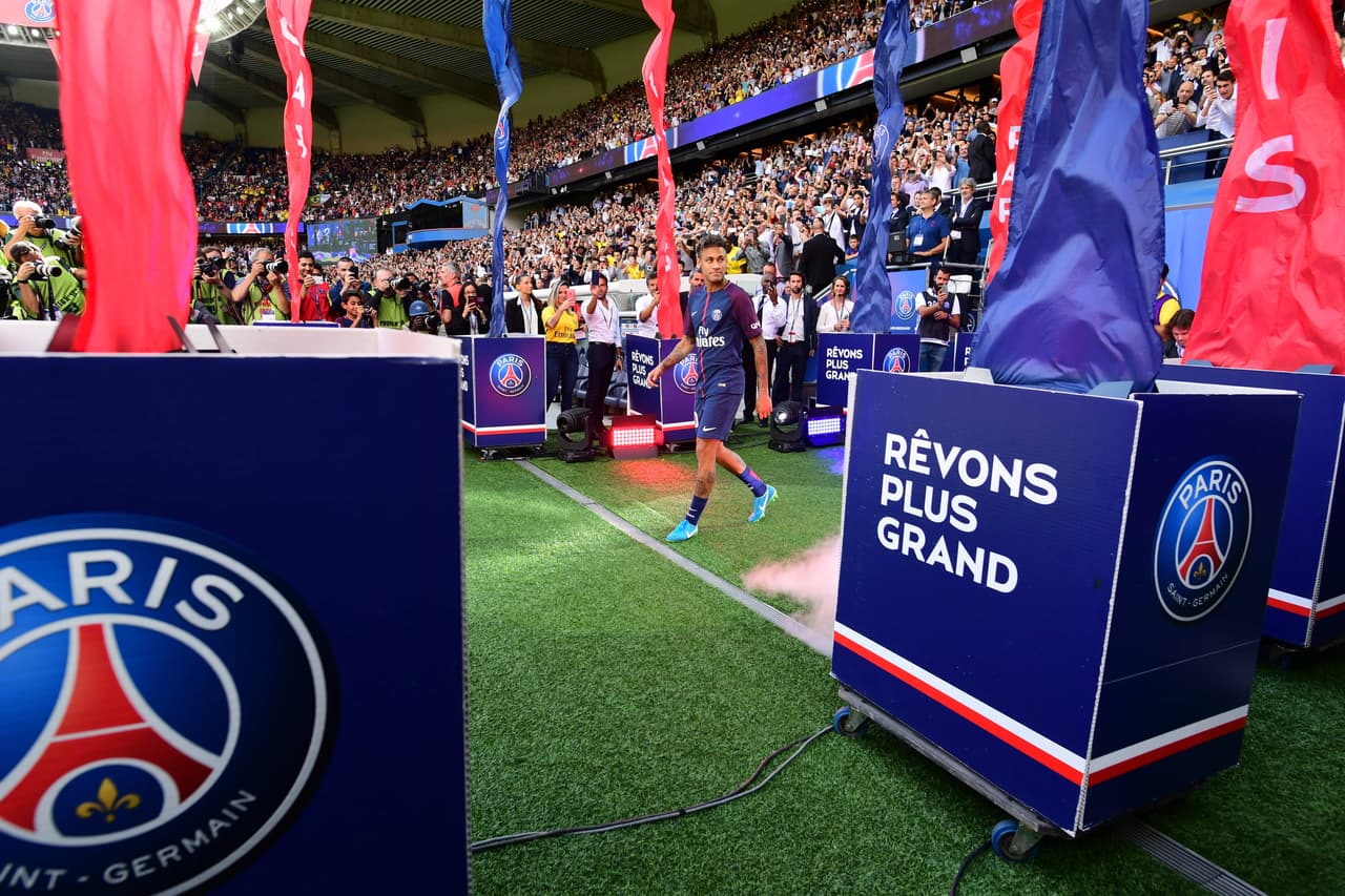 La salida tuvo toda la elegancia de la presentación de una superestrella, con mucho colorido.