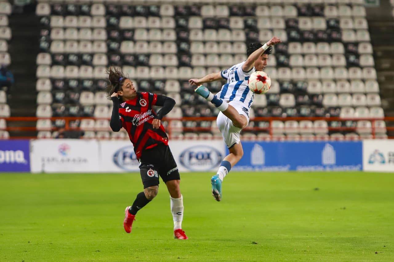 Pachuca perdonó a Xolos y hasta se dio el lujo de fallar un penal por conducto de Nico Ibáñez. El punto le alcanzó para recuperar el liderato por la diferencia de goles.