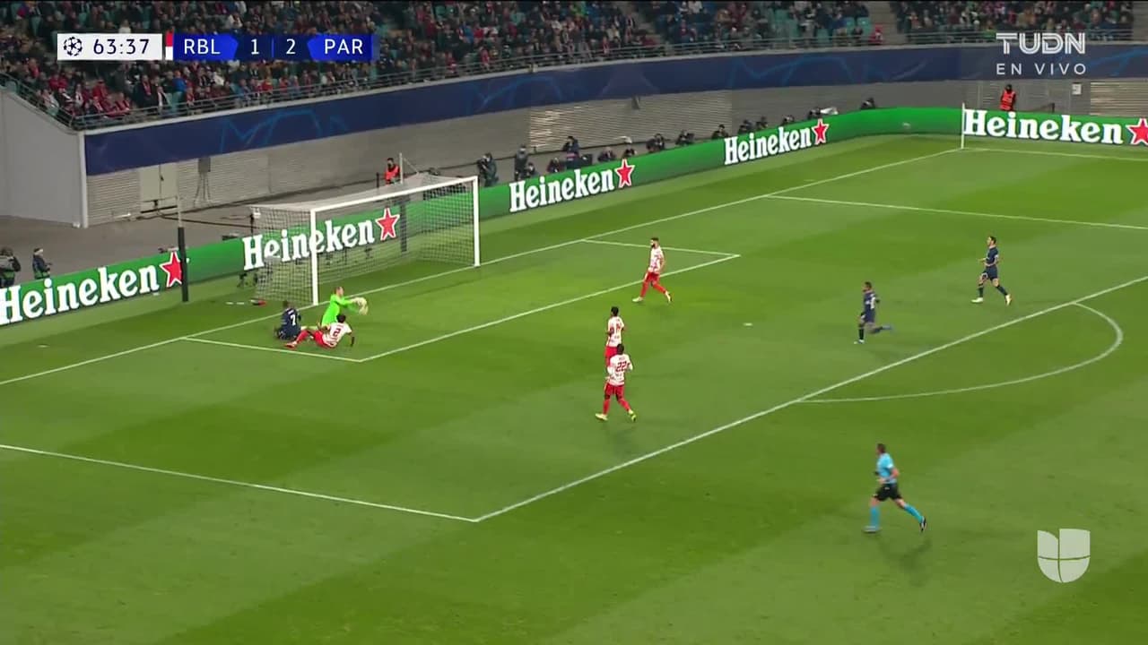 ¡TIRO ATAJADO! disparo por Kylian Mbappé.