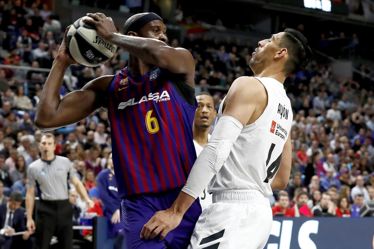 GRAF9154. MADRID, 17/02/2019.- El jugador del Barcelona Lassa Chris Singleton (i) protege la pelota ante Gustavo Ayón, del Real Madrid, durante la final de la Copa del Rey de baloncesto que se disputa este domingo en el WiZink Center. EFE/Mariscal