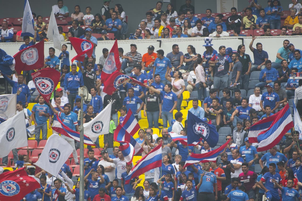 Los fanáticos del Cruz Azul confiaban en la voltereta, un auténtico milagro tras el 3-1 del partido de ida el jueves anterior, también en el Estadio Azteca.
