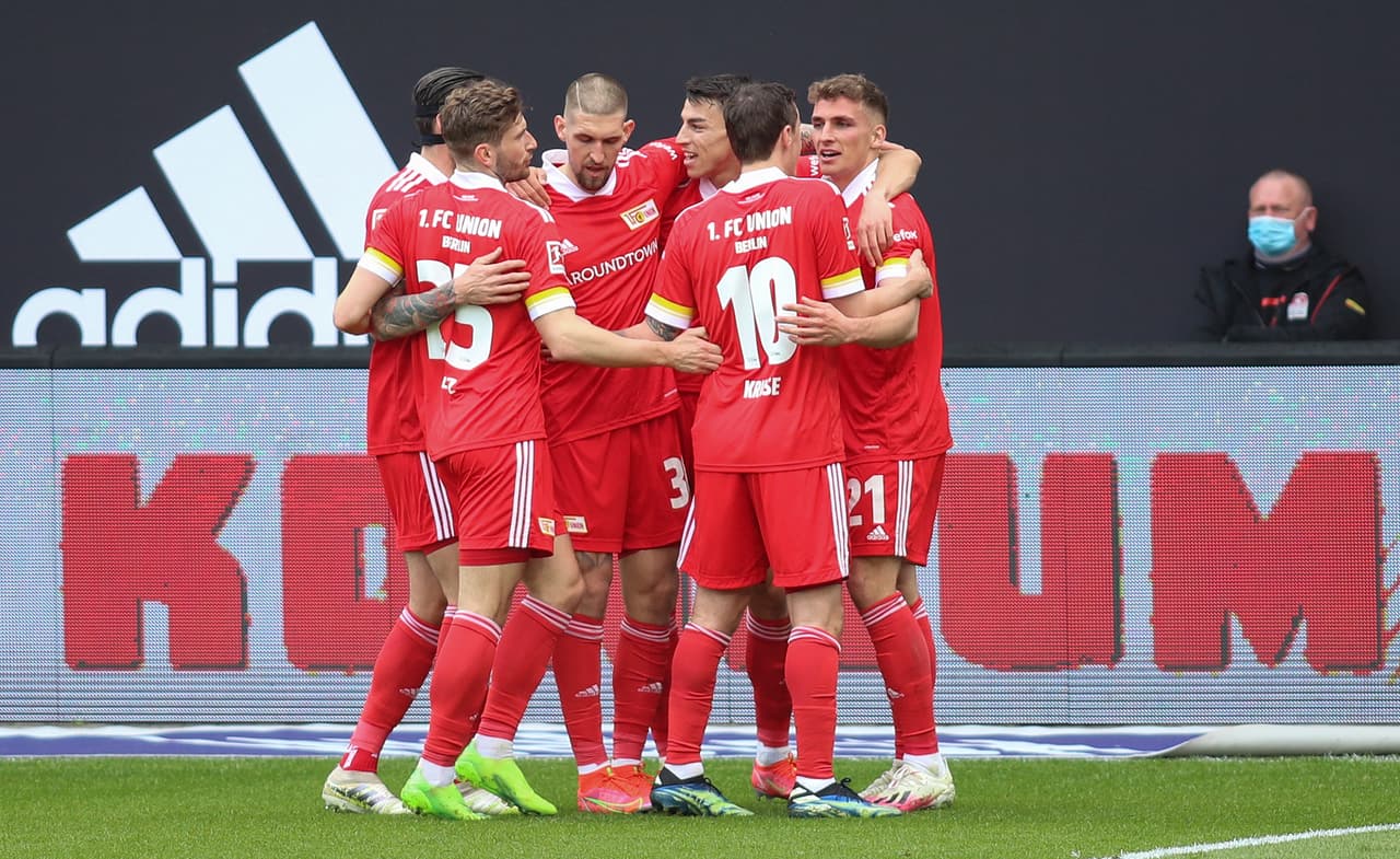 Unión Berlín registró su tercer partido sin perder al derrotar 2-1 al Stuttgart con goles de Grischa Prömel (20') y Petar Musa (43') para ubicarse en el octavo lugar con 43 puntos y, al igual que el Gladbach, acecha las competiciones europeas.