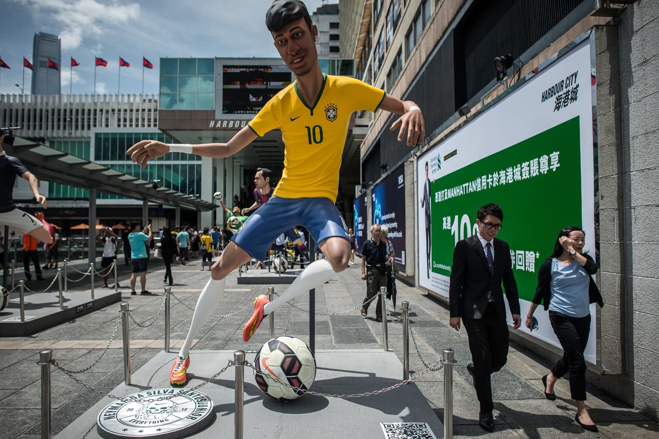 La imagen de Neymar ha recorrido todo el mundo en todo tipo de formas, incluso de esculturas gigantes en Asia.