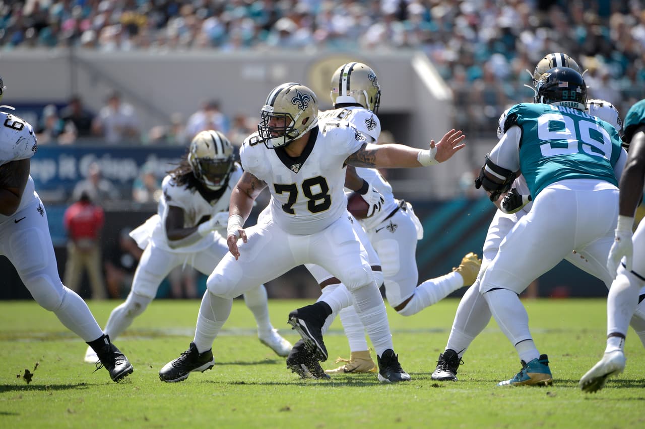 <b>Erik McCoy | C | New Orleans Saints </b>
<br>
<b>- Edad: 22 años</b>
<br>- ¿Qué más se puede pedir de un centro novato? McCoy superó las expectativas y obtuvoo la cuarta marca más alta de PFF por un pivote de un puntaje de bloqueo de carrera en el tercer puesto y la octava mejor calificación de bloqueo de pases.
<br>- Con el nuevo jugador de primera ronda César Ruiz agregado a la tripulación, los Saints han compilado una línea interior lista para detener a los defensivos.