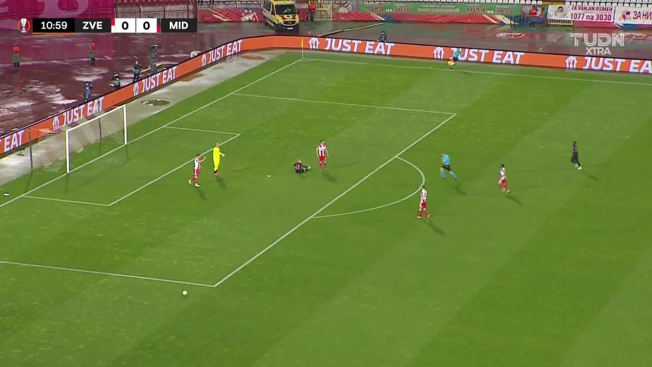 ¡Expulsión! El árbitro saca la roja directa a Milos Degenek.